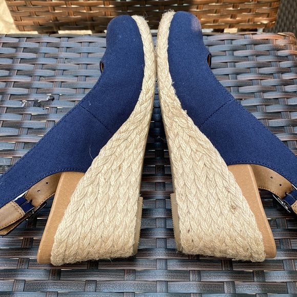 Vionic Coralina Wedge Heel / Size 7. Like new. - Picture 5 of 11